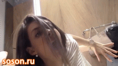 Армянская студентка трахнула себе пилотку в туалете